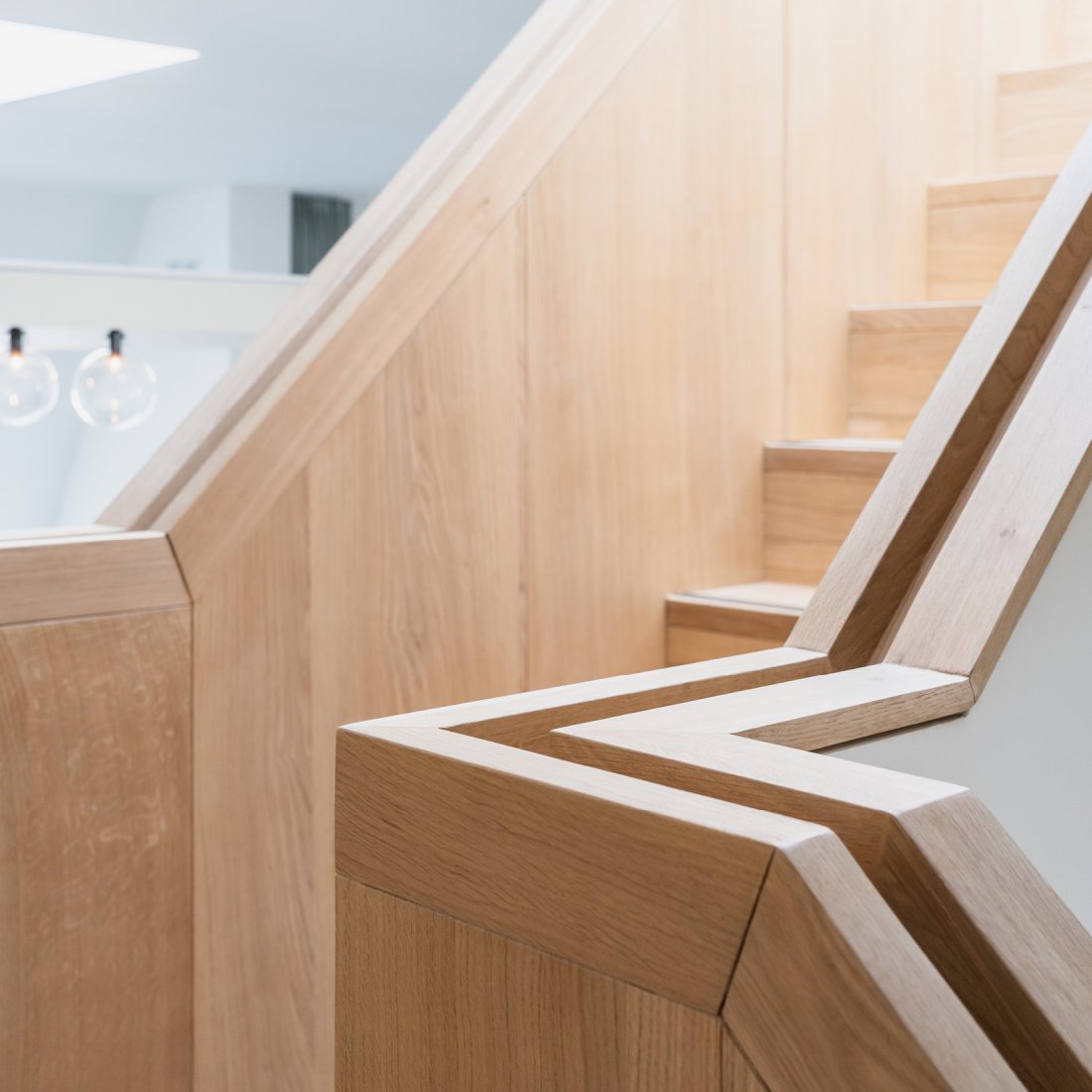 Handlaufdetail an maßgefertigter Treppe aus Eichenholz von Bonauer Bölling Architekten