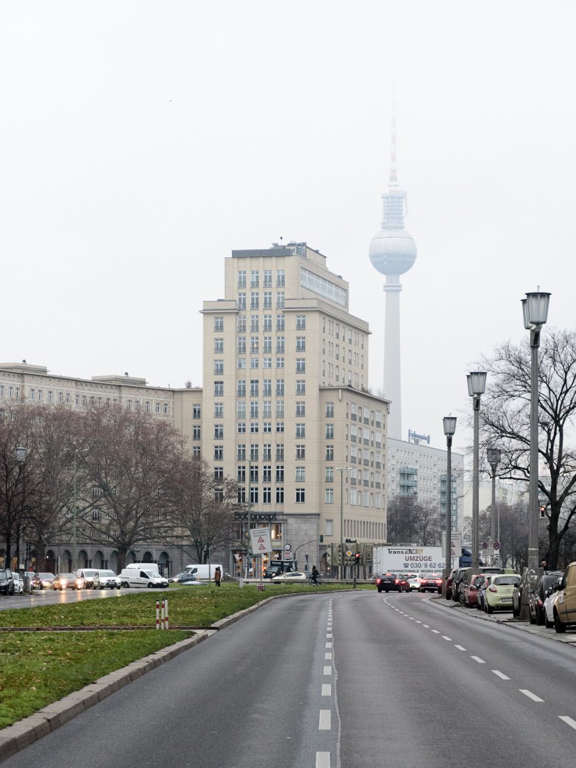 Penthouse im Haus des Kindes am Straußberger Platz in Berlin Mitte mit Fernsehturm am Alex im Hintergrund